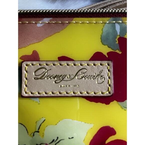 NWOT DOONEY & BOURKE VINYL FLOWER WRISTLET CLUTCH POUCH - Picture 4 of 9